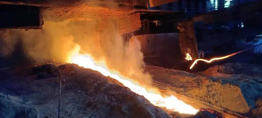 Brown corundum waste recycled from iron trough