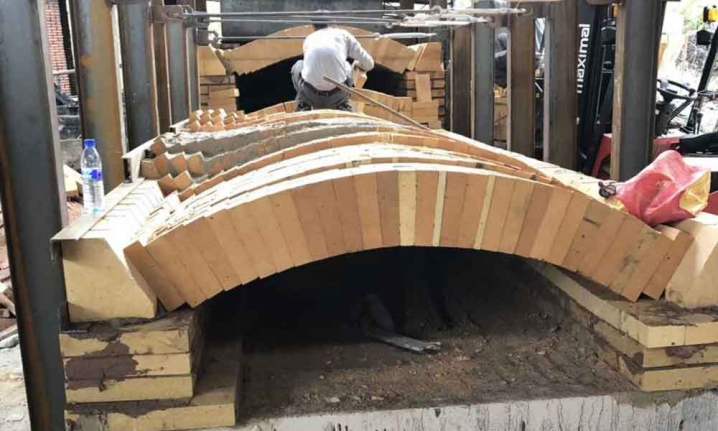 refractory brick lining of reverberatory furnace